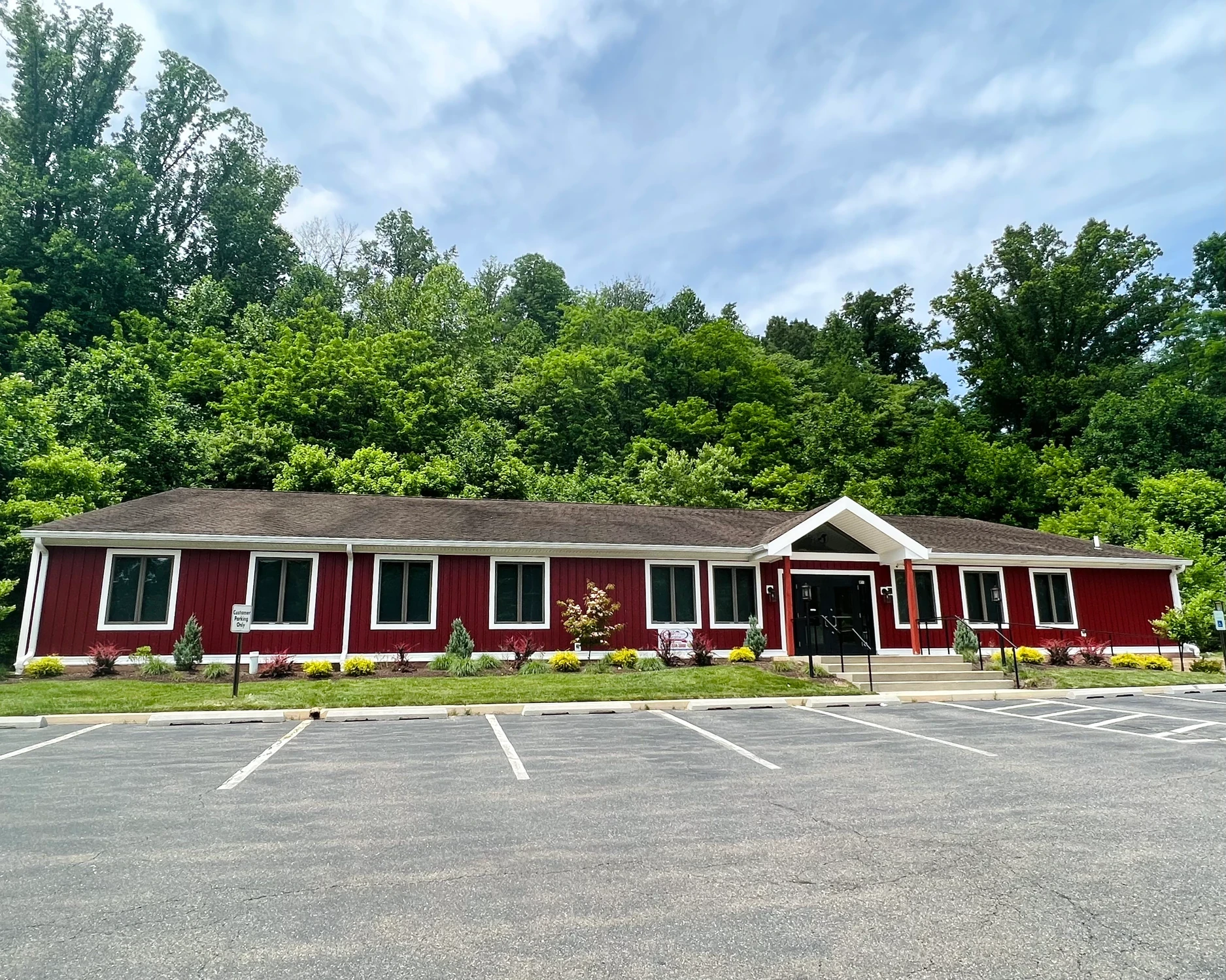 The red barn-style Town & Country Veterinary Hospital building, Media, PA